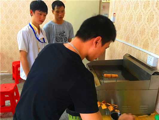 魅力小吃培訓(xùn)學(xué)員鐵板燒現(xiàn)場制作案例